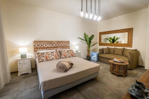 - une chambre avec un lit et un canapé dans l'établissement San Baio B&B, à Cecina