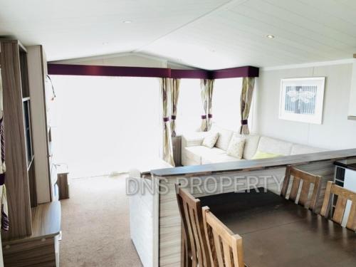 Un lugar para sentarse en Luxury caravan only 10 mins from the beach