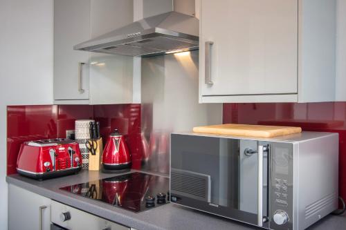 a kitchen with a stove and a microwave at 2 Bdrm Sleeps 6 Near Top Attractions Free Parking in Blackpool