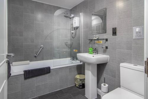 y baño con lavabo, ducha y aseo. en New Luxury Seaview Apt2 Free Parking Special Deal en Blackpool