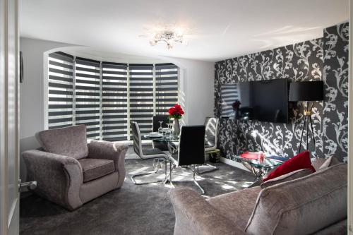 a living room with a couch and a table and chairs at 2 Bdrm Sleeps 6 Near Top Attractions Free Parking in Blackpool
