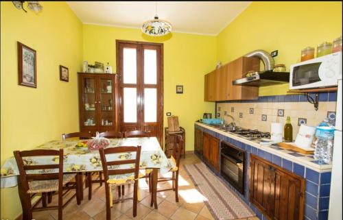 Nhà bếp/bếp nhỏ tại Spacious house in Lido di Noto with terrace and garden