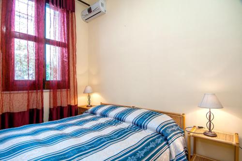 Giường trong phòng chung tại Spacious house in Lido di Noto with terrace and garden