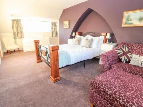 un dormitorio con una cama y un sofá en Livingstone House, en Llandudno