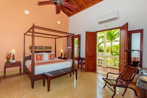 a bedroom with a canopy bed and a balcony at Hotel Quadrifolio in Cartagena de Indias