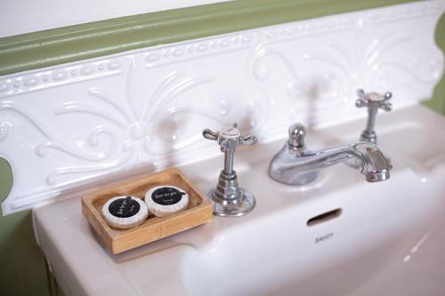 - un lavabo avec deux beignets dans une boîte en bois dans l'établissement Lavender House Weymouth, à Weymouth