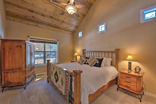 - une chambre avec un grand lit et une fenêtre dans l'établissement Spacious Pinetop Country Club Cabin with Deck!, à Pinetop-Lakeside