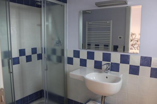 マルシリアナにあるPoggiobono Country Houseのバスルーム(洗面台、ガラス張りのシャワー付)