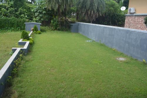 Un jardín fuera de Ganga kutir Residency Villa