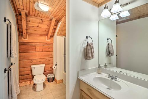 un bagno con un lavandino bianco e un water di Private Sapphire Valley Resort Cabin with Mtn Views! a Sapphire