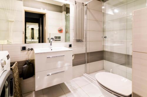 uma casa de banho com um WC, um lavatório e um chuveiro em Good Place em Gdynia