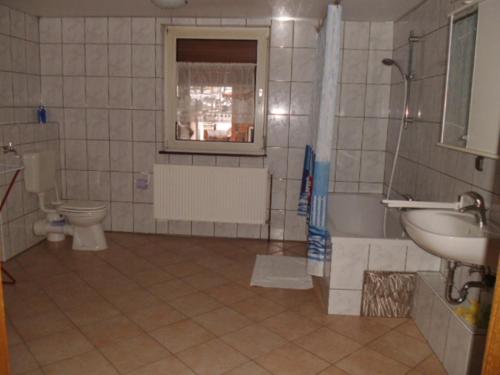 Ένα μπάνιο στο Ferienwohnung Am Neuberg
