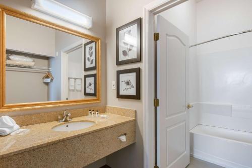 Phòng tắm tại Country Inn & Suites by Radisson, Port Canaveral, FL