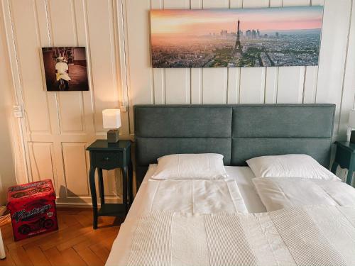 1 dormitorio con 1 cama y una foto en la pared en CityLodge St Gallen - 2 min to Marktplatz, en St. Gallen