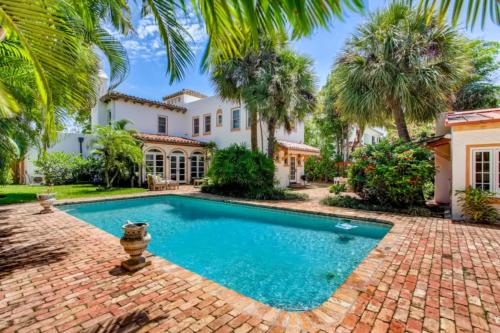 Villa Blanca 4bd 3.5ba Private Pool and Parking