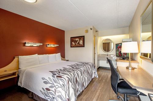 Ένα ή περισσότερα κρεβάτια σε δωμάτιο στο Red Roof Inn Huntington