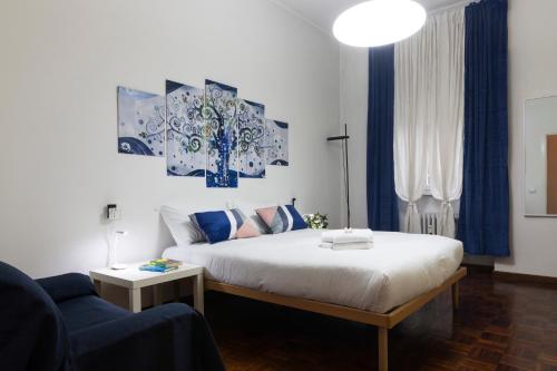 um quarto com uma cama e um sofá em Albero Azzurro em Milão