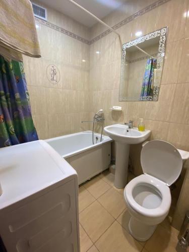 ウラジカフカスにあるКвартира посуточноのバスルーム(トイレ、バスタブ、シンク付)