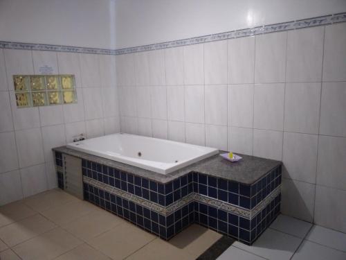 Ett badrum på Pousada Tropical (Adults Only)