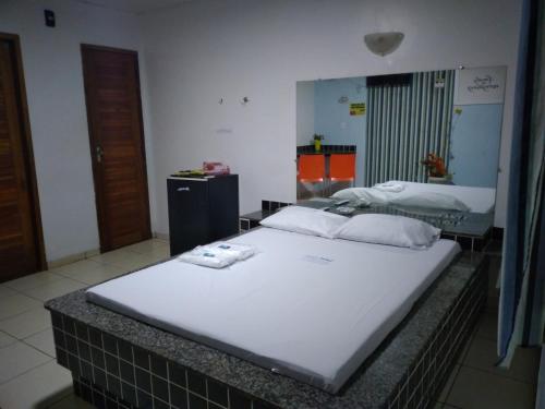1 dormitorio con 2 camas en una habitación en Pousada Tropical (Adults Only), en Marituba