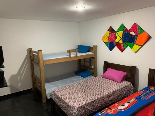1 dormitorio con 2 literas y un coche de juguete en la pared en Apartamento en Coveñas cómodo y acogedor, en Coveñas