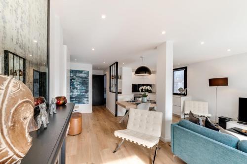 - un salon et une salle à manger avec un canapé bleu dans l'établissement Les Sorbiers - Apartment 2 bedrooms top floor - parking & terrace, à Annecy