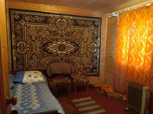 諾維阿豐的住宿－Небольшой Домик в Абхазии в 6 минутах от моря с прекрасным видом，一间设有床和墙壁的房间