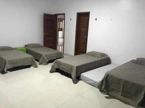 a room with three beds in a room at CASA NA PRAIA - 5 QUARTOS - PISCINA - CHURASQUEIRA e VISTA EXTRAORDINARIA - 20 PESSOAS in Santarém