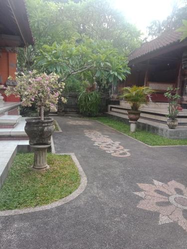 Κήπος έξω από το Putu home stay ubud