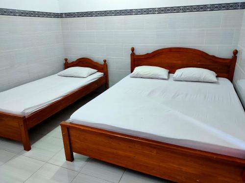 Ένα ή περισσότερα κρεβάτια σε δωμάτιο στο Hotel Keluarga Mekar Jaya Syariah Near UNS Solo