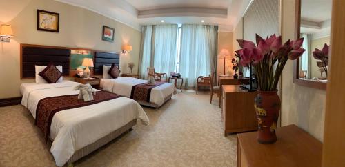 Giường trong phòng chung tại The Vissai Hotel