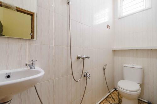 uma casa de banho com um WC e um lavatório em RedDoorz near OPI Mall Palembang 2 em Palimbão