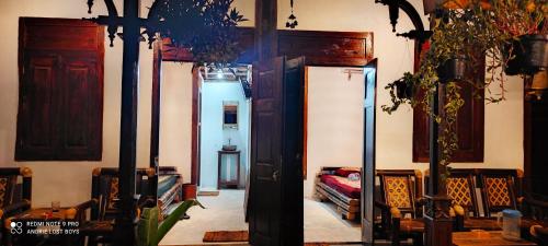 um quarto com uma porta aberta com uma cama em Omah Kampong em Yogyakarta