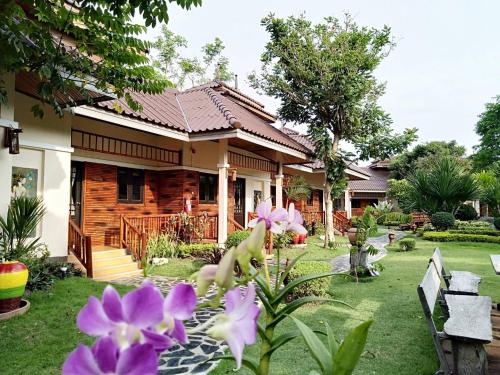 O grădină în afara Starwell Bali Resort