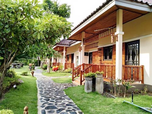 O grădină în afara Starwell Bali Resort