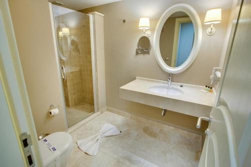Ένα μπάνιο στο Pinehill Hotel & Suites