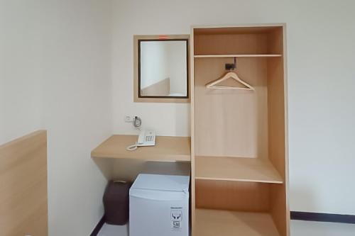 Gallery image of RedDoorz Syariah Plus near Tanjungpura University 2 Pontianak in Siantan