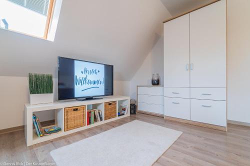 Uma TV ou centro de entretenimento em Möwennest II gemütliches Studio-Apartment mit WLAN & Küche