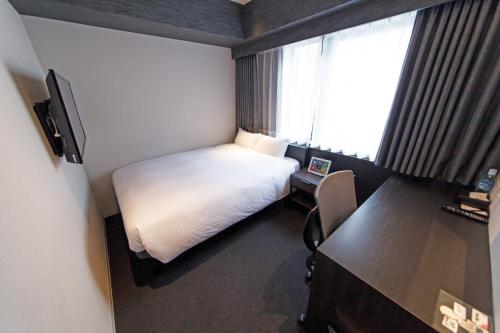 Postel nebo postele na pokoji v ubytování FP HOTELS South-Namba