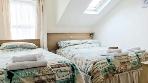 two beds sitting next to each other in a bedroom at The Beverley Hotel in Blackpool