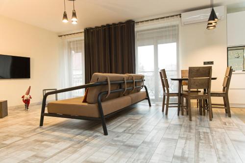 コロミアにあるElite Loft Apartのソファとテーブルのあるリビングルーム