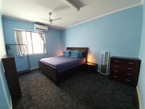 een slaapkamer met een bed, een dressoir en een raam bij Bondi Beach Backpackers in Sydney