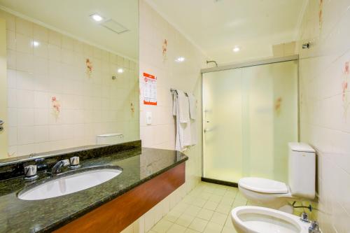 a bathroom with a sink and a toilet at Park Tower Campinas Residence by Nacional Inn in Campinas