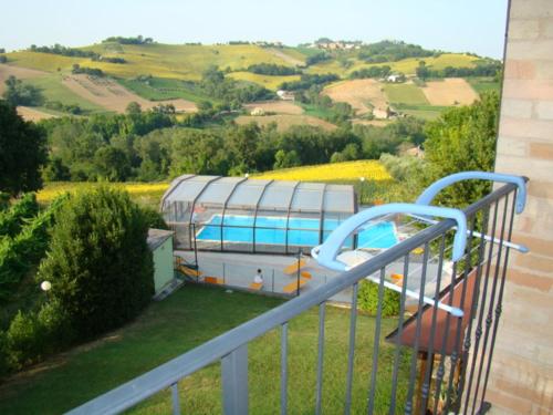 Výhľad na bazén v ubytovaní Agriturismo Vecchio Gelso alebo v jeho blízkosti