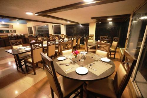 A restaurant or other place to eat at Surbee Resort Mussoorie
