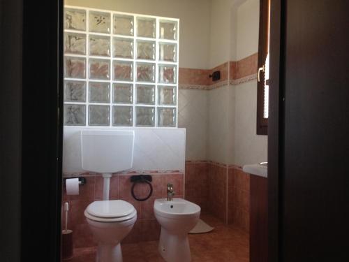 a bathroom with a toilet and a sink at Antico Noce in Granarolo dellʼEmilia