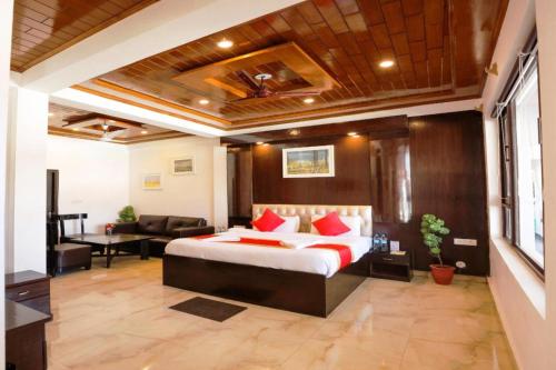 Un pat sau paturi într-o cameră la Surbee Resort Mussoorie