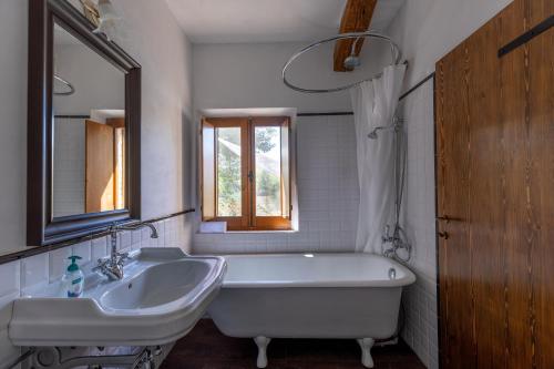 Monteciccardo的住宿－Mulino dei Camini，带浴缸、水槽和浴缸的浴室