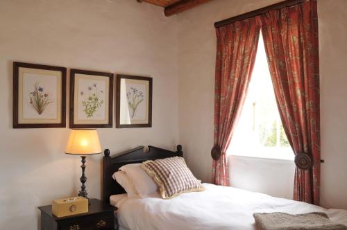 una camera da letto con un letto e una finestra di De Hoop Collection - Vlei Cottages a De Hoop Nature Reserve