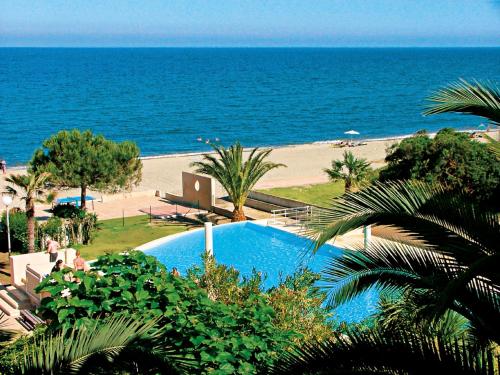 モリアニ・プラージュにあるApartment MB2 sans vue mer by Interhomeのスイミングプールとビーチの景色を望めます。